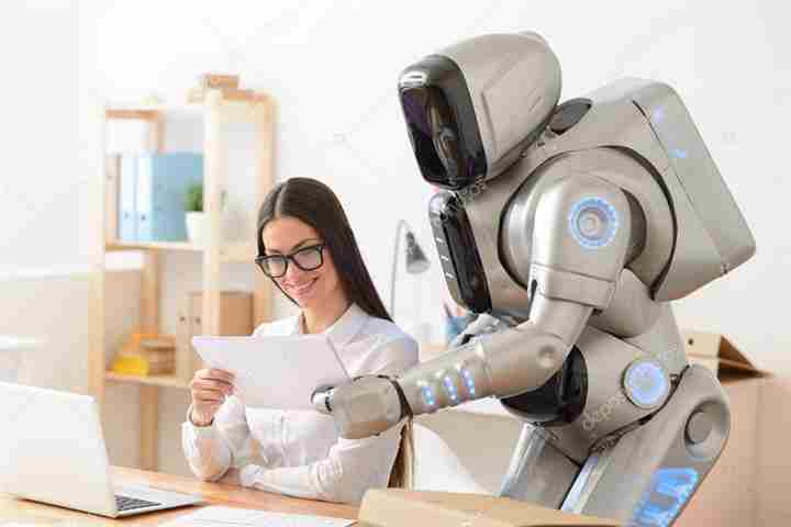 Industry 4.0: in futuro robot affianco a uomo in fabbrica  
