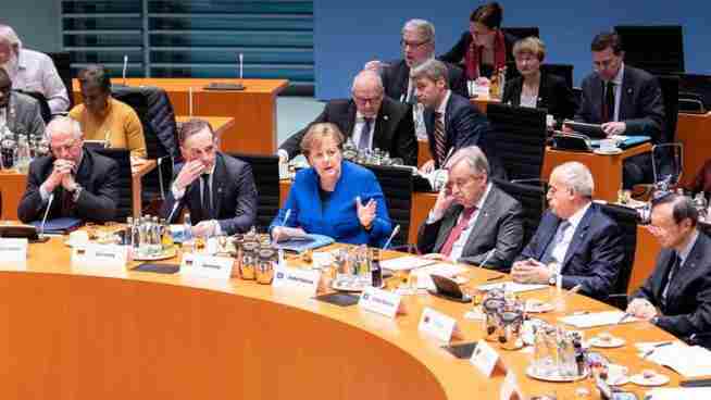Libia, accordo a Berlino sulla tregua ma Sarraj e Haftar si evitano 