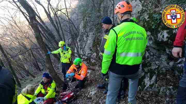 Cade in un burrone di 20 metri mentre tenta di attraversare il confine