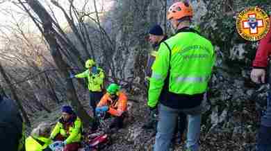 Cade in un burrone di 20 metri mentre tenta di attraversare il confine