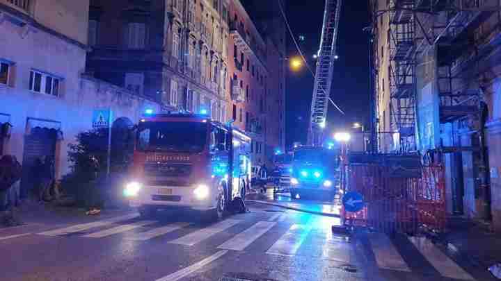 Fiamme su tetto palazzo a Trieste, evacuato edificio   