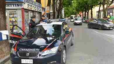 Colpisce una giovane con pugno in bar a Udine, denunciato  