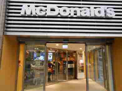 Liti e violenza giovani, Questore Trieste chiude Mc Donald's 