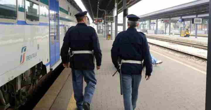 Ubriaco con una pistola finta minaccia passeggeri su treno  Intervento Polfer a Trieste.