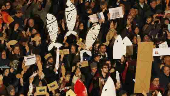 Sardine manifestano a Bologna. Santori: : 'Piazza stracolma, già in 35-40 mila' 