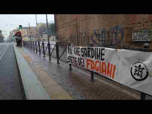 Drappo Casapound anti-sardine a Bologna 