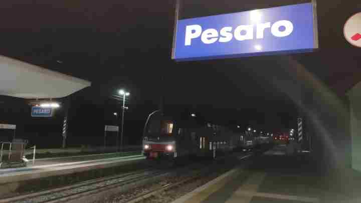 Giovane si getta sotto treno a Pesaro, condizioni gravissime   