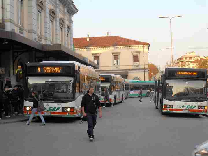 Aggredisce anziano che rifiuta di dargli una moneta  