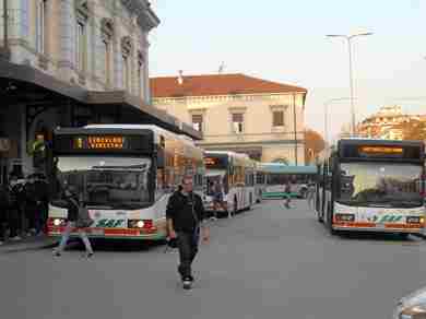 Aggredisce anziano che rifiuta di dargli una moneta  