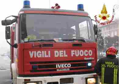 Incendi: fiamme in cucina appartamento, uomo in ospedale  